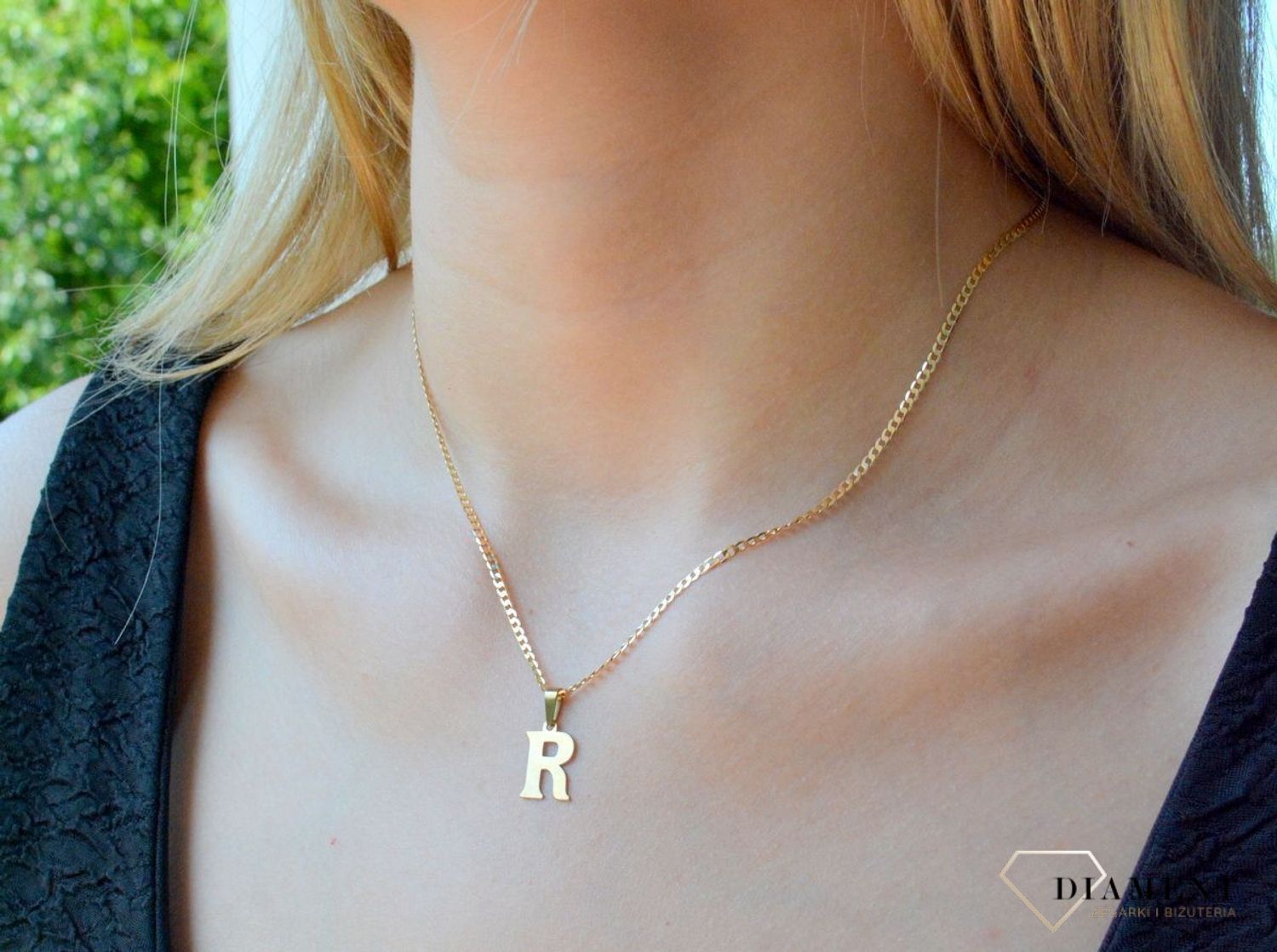 Złota zawieszka 333 literka R ZA 2748R. Wisiorek został wykonany z wysokiej jakości złota próby 333. Złota zawieszka literka. Zawieszka damska literka R. Literka wisiorek będzie idealnym pomysłem na prezent..jpg